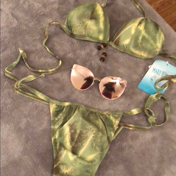 Bikini - Picture 2 of 2